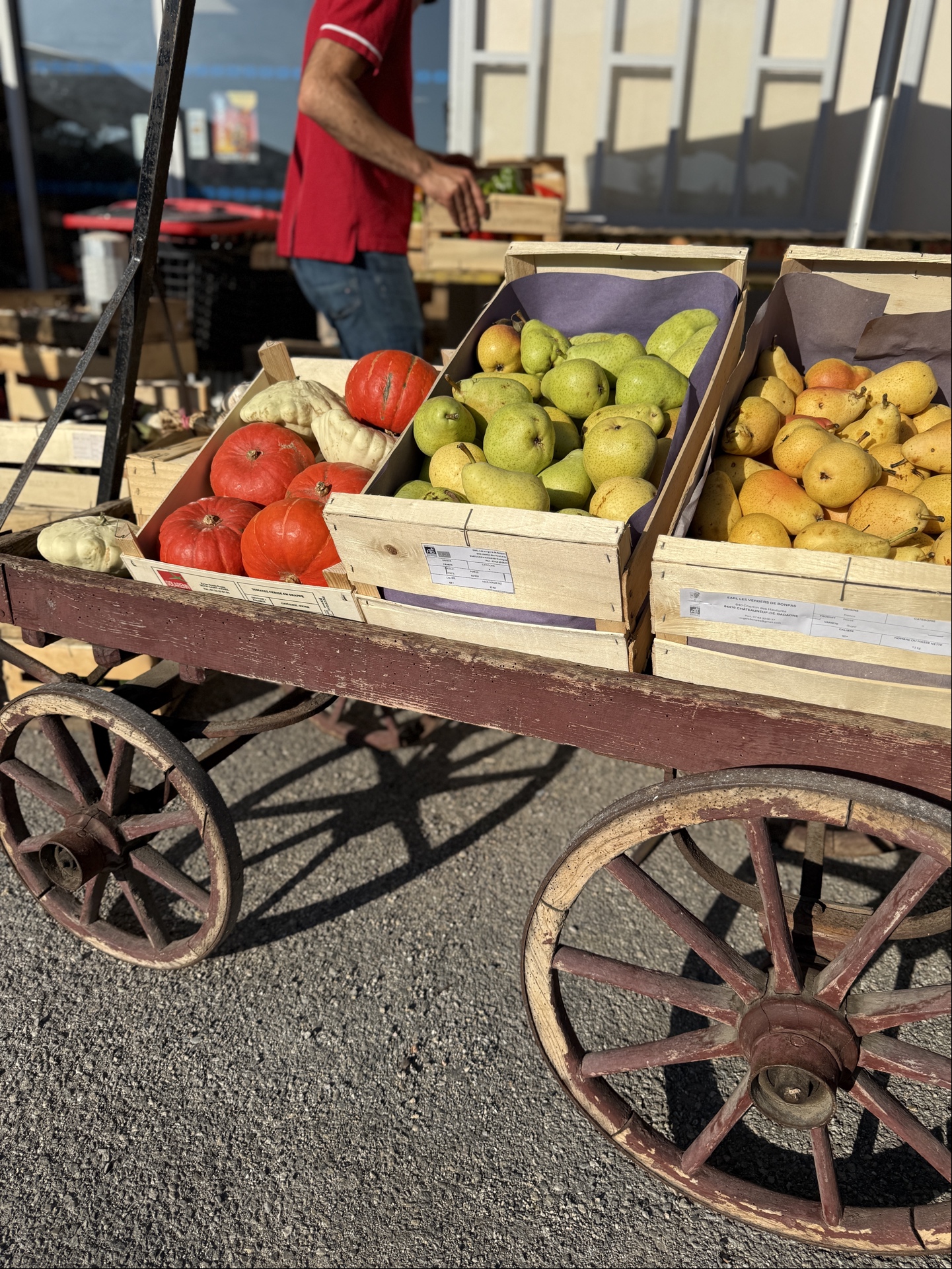 Chariot provençal avec fruits de saison