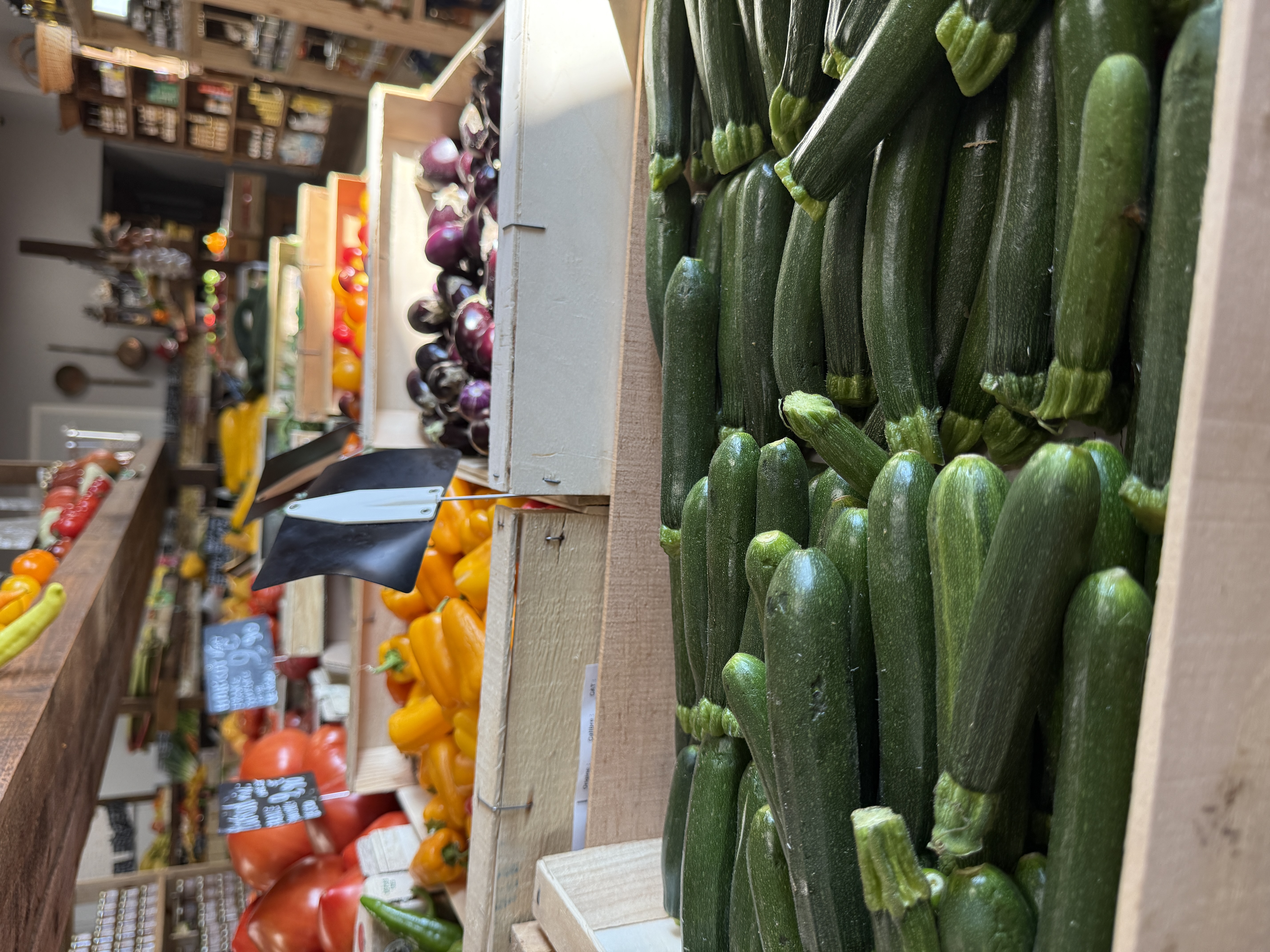 Courgettes fraîches et légumes de saison