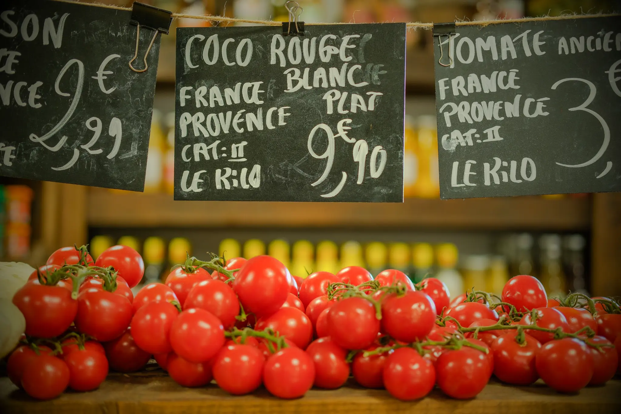 Tomates de Provence fraîches avec ardoises de prix au Potager de Marius