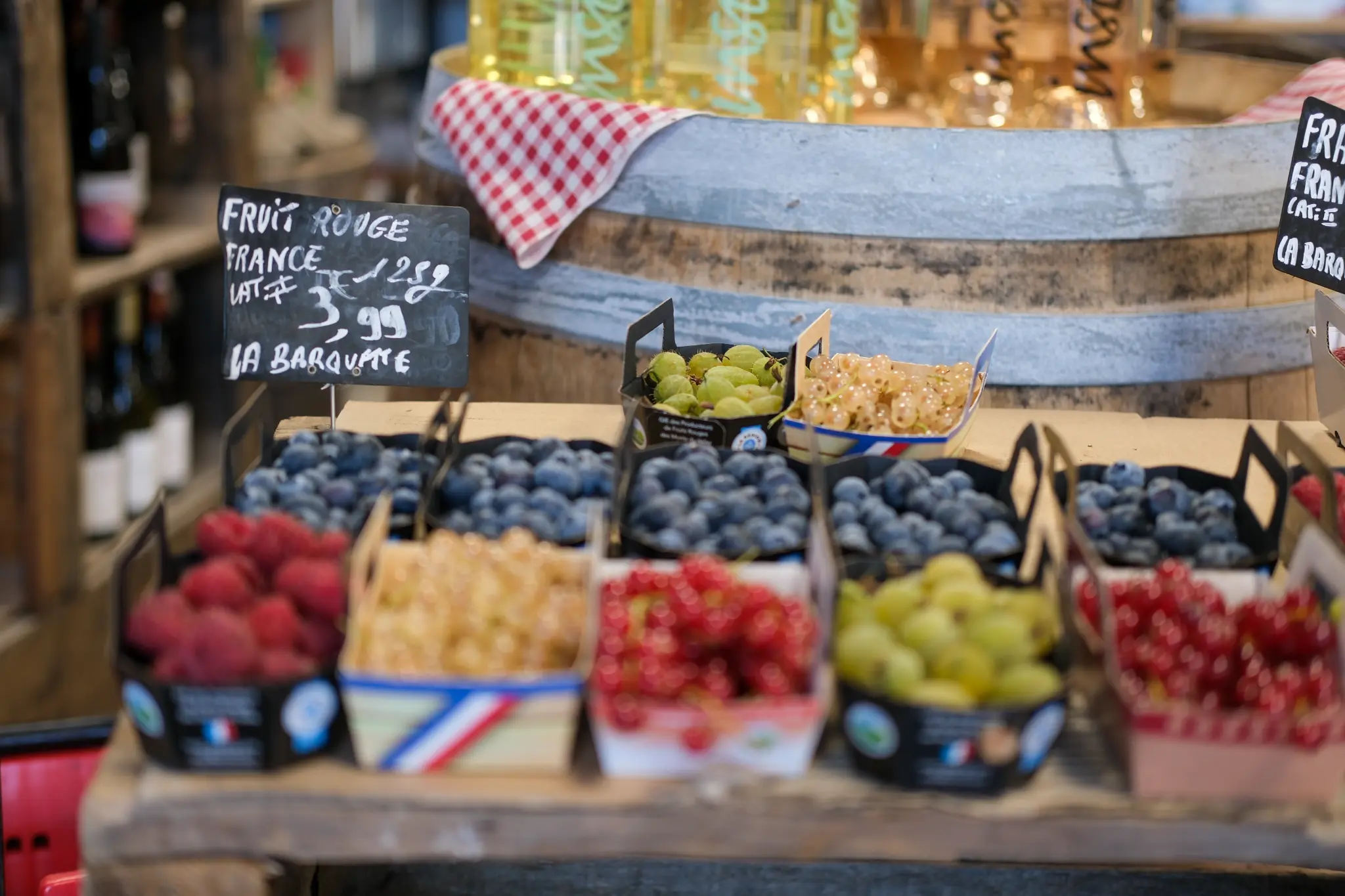 Fruits rouges de France avec étiquettes de prix