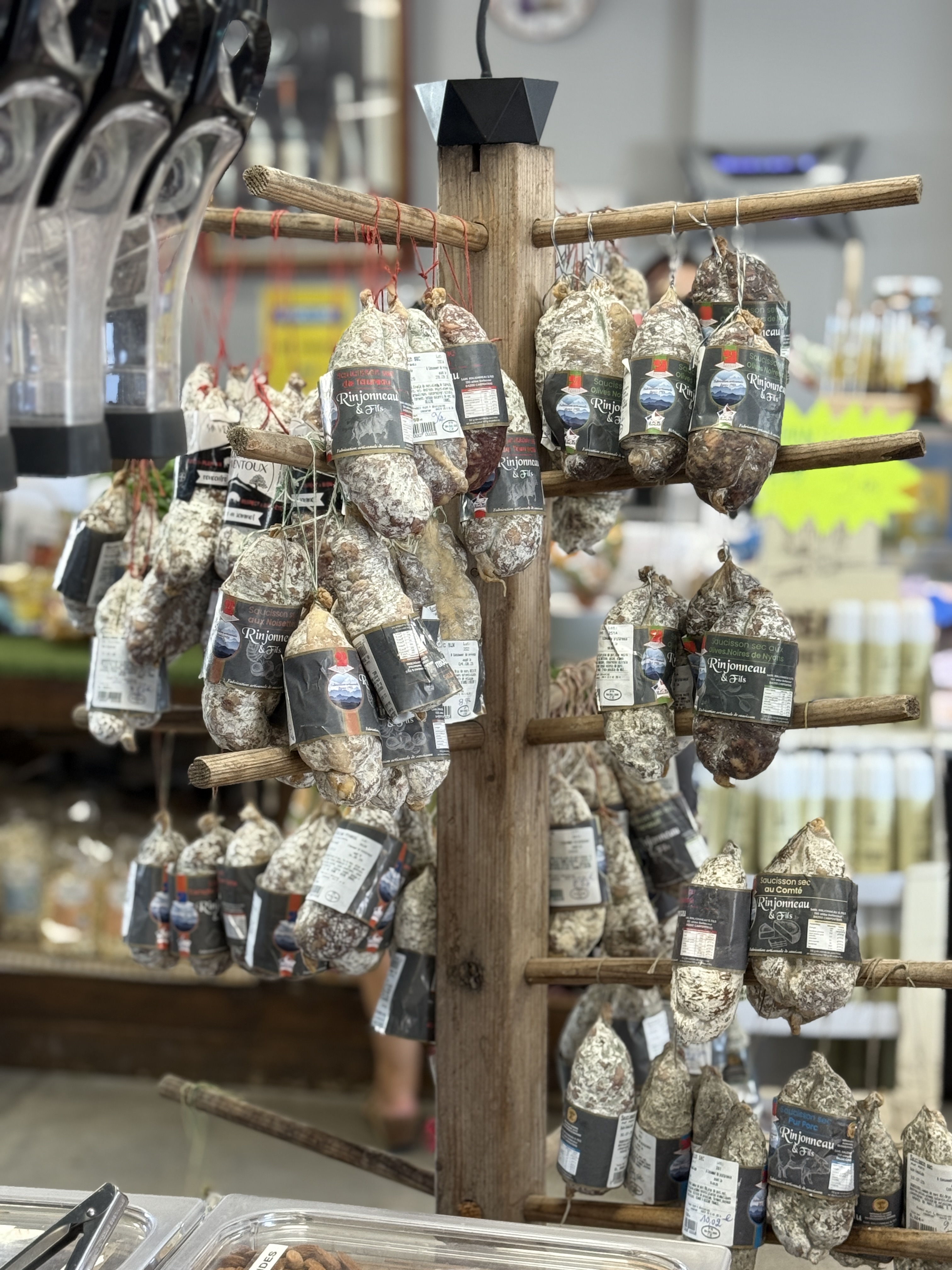 Charcuteries artisanales pendues