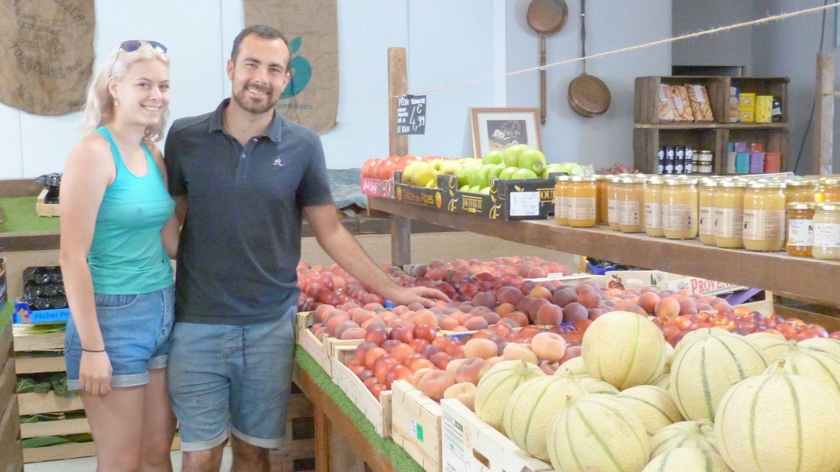 Marius et son équipe dans le magasin Le Potager de Marius avec les fruits de saison